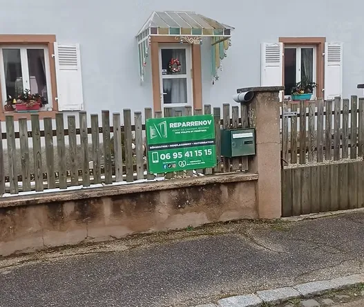 Panneau Reparrenov avec le numéro 06 95 41 15 15 posé devant une habitation du secteur